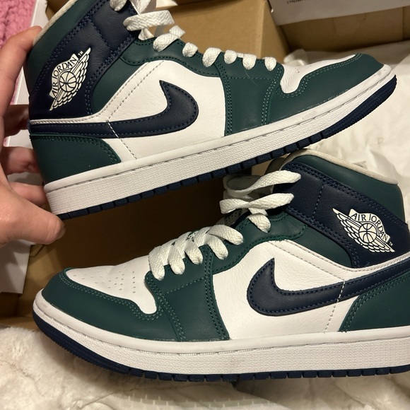 Women’s Air Jordans  Size 7 - Picture 4 of 9